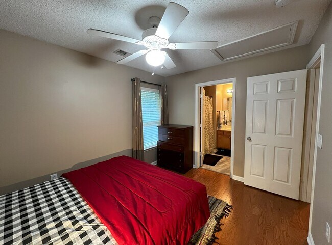 Building Photo - Short Term Rental Now Available!!