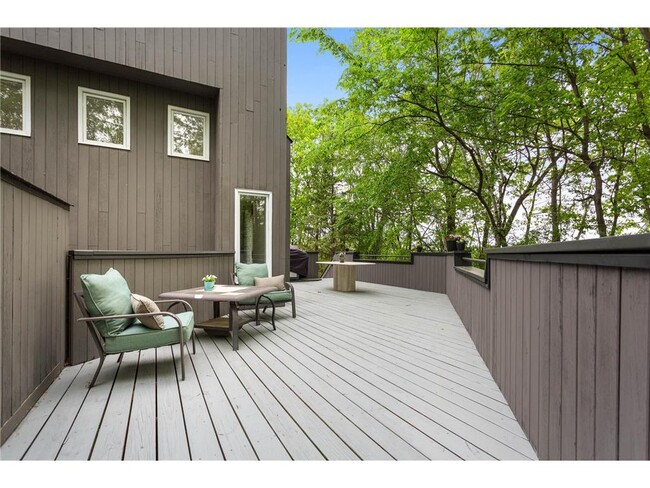 Building Photo - 2925 Minnehaha Curve