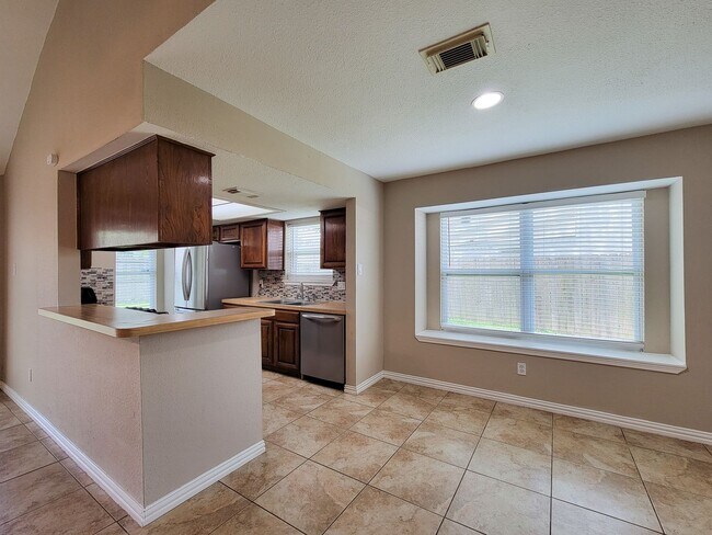 Building Photo - BEAUTIFUL 3 BEDROOM 2 BATH UPDATED HOME WI...