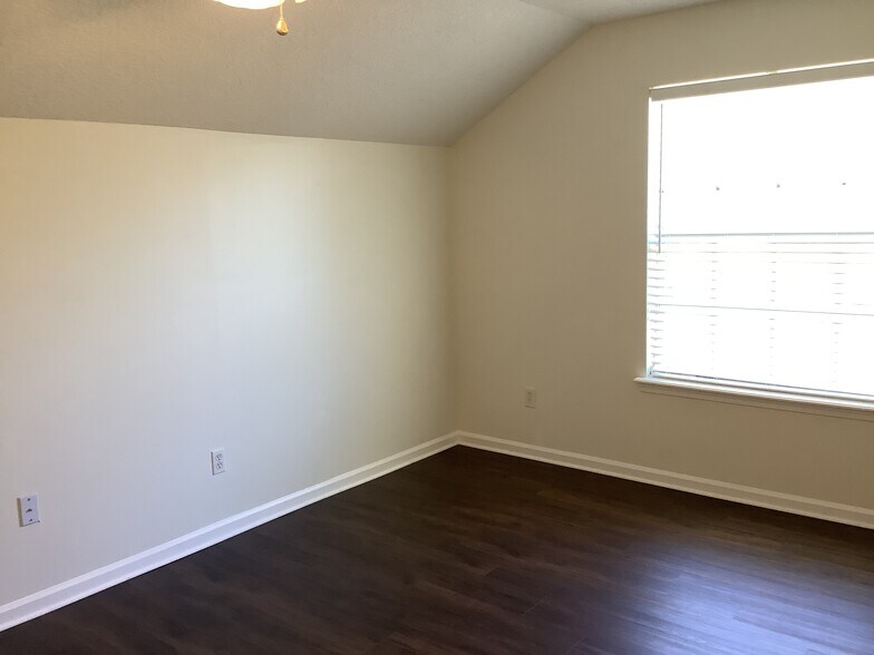 Building Photo - 3365 Shelley Dr