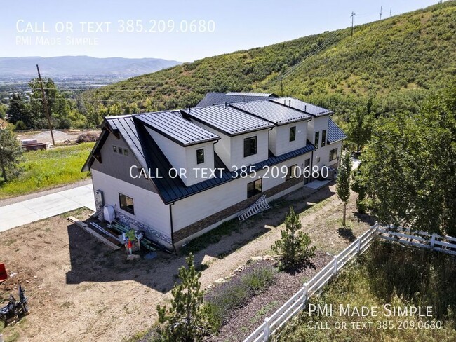 Building Photo - Elegant Home in Scenic Midway