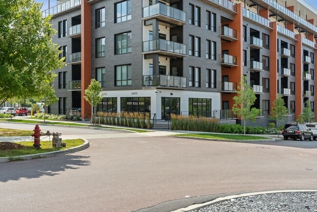Building Photo - Upscale 1BR Apt in Burlington - 5th Floor ...