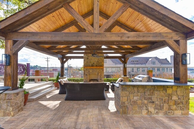 Building Photo - wh405