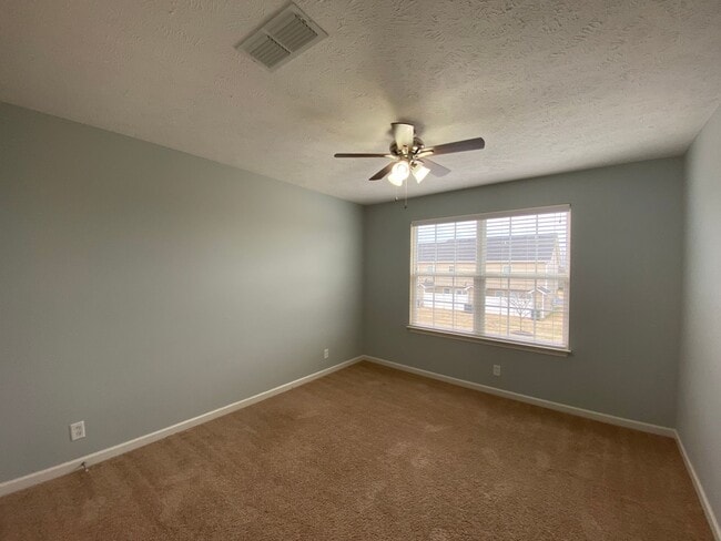 Building Photo - The Villas at Evergreen Farms / 3 Bedroom / 3 Bathroom / Fenced Patio / 1 car garage