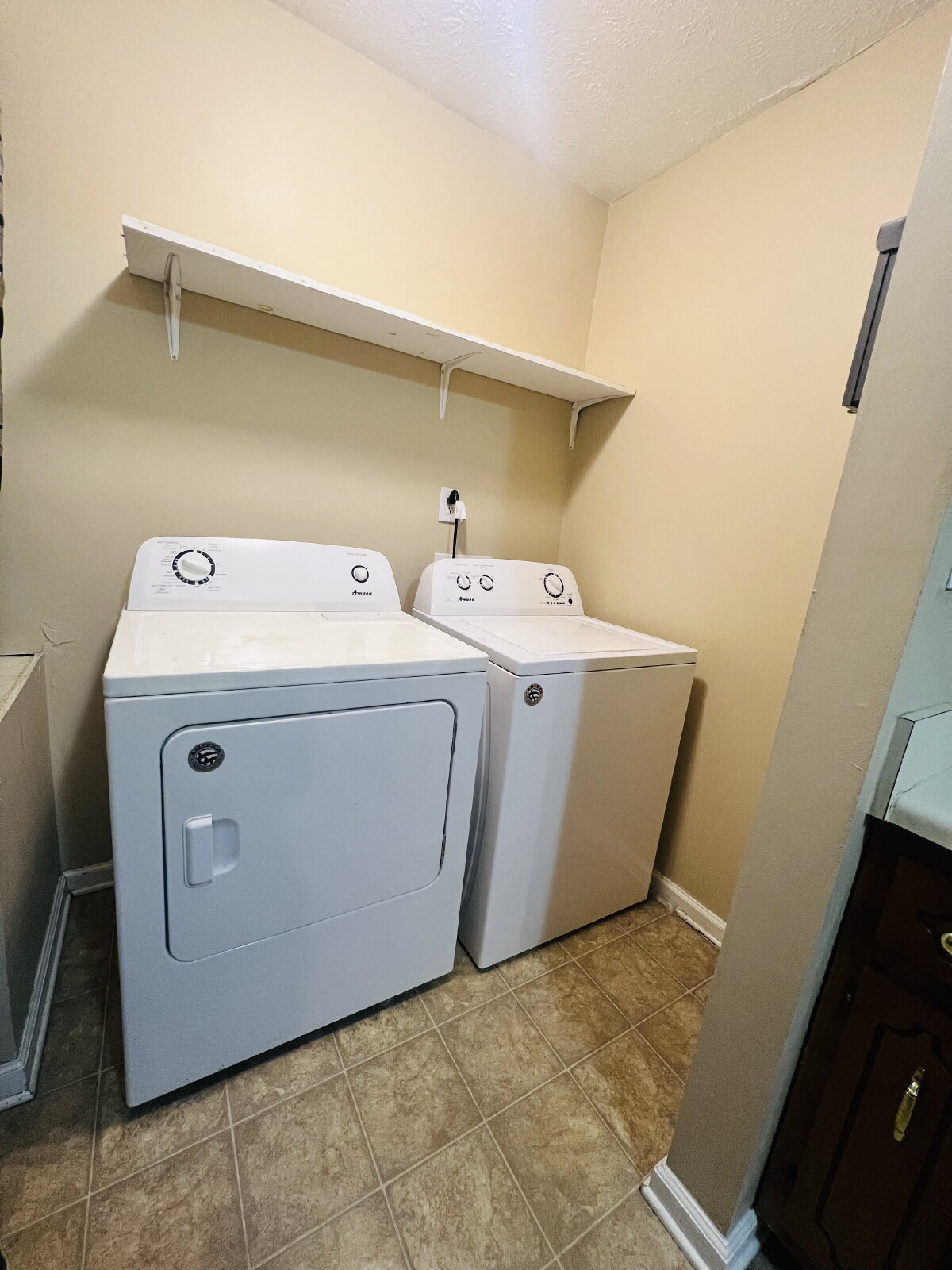 Building Photo - "Charming 2-Bedroom Gem in Clarksville – Cozy 965 Sq Ft Retreat!" 3854D Northeast Dr. Clarksville...