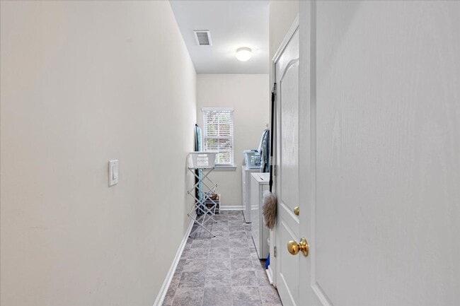 Building Photo - Spacious 5BR/3BA minutes from Ballantyne V...