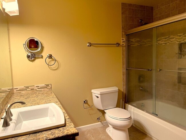 Building Photo - Coveted Portland Plaza Condo located in Do...