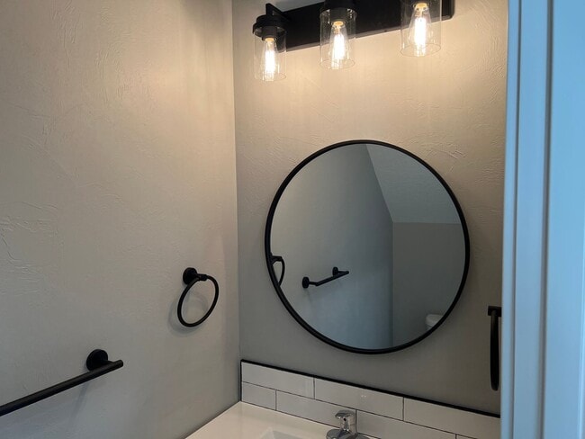 Building Photo - Newer 3 bedroom 2.5 bathroom duplex in Thu...