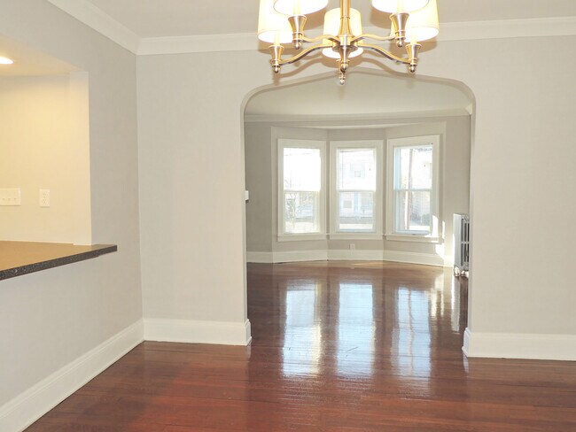 Building Photo - 3 Bedroom & 1 Full Bathroom Colonial for Rent!