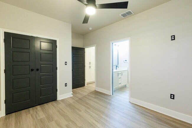 Building Photo - 5825 Grinnell St