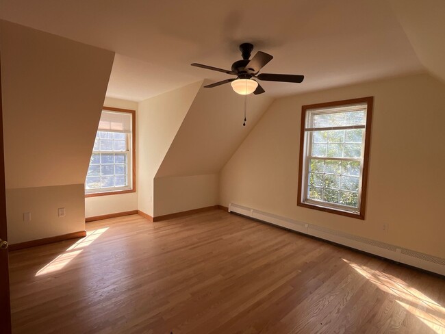 Building Photo - 3 Bedroom, 2 bath home newly renovated wit...