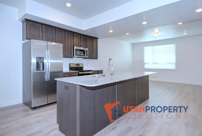 Building Photo - 962 W 500 S