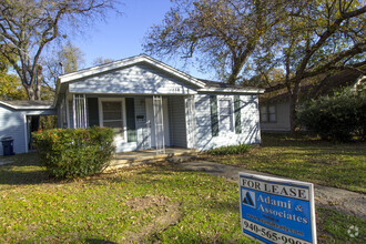 Building Photo - ***Adorable Cottage-Walk to UNT & Denton S...