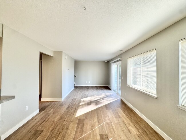 Building Photo - Beaitifully updated 2 bedroom 1.5 bathroom...
