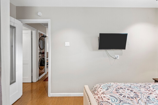 Building Photo - 6620-22 Wise Ave