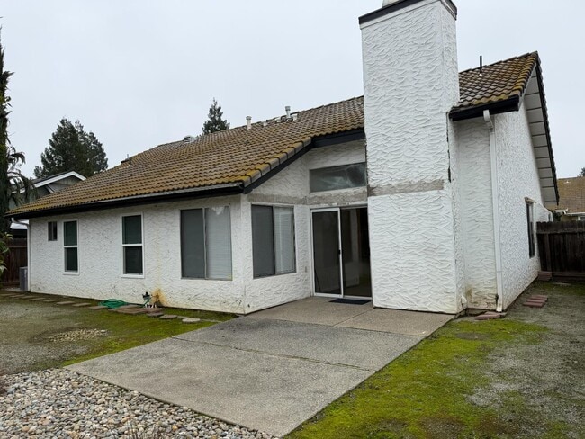 Building Photo - 2134 E Pinedale Ave