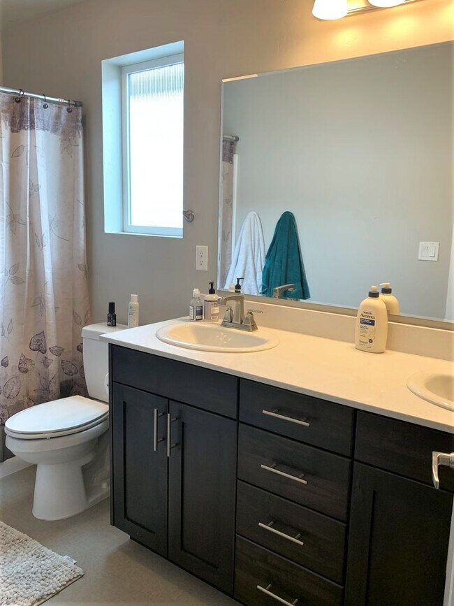 Building Photo - Newer 4 bed 2.5 bath home off Overland and...