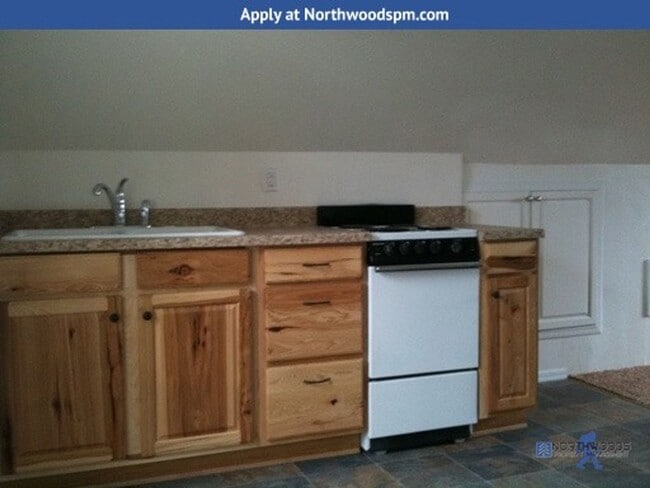 Building Photo - Charming upstairs studio.  Close to shopping