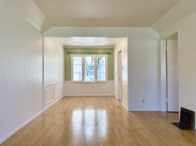 Building Photo - 1116 E Glenoaks Blvd