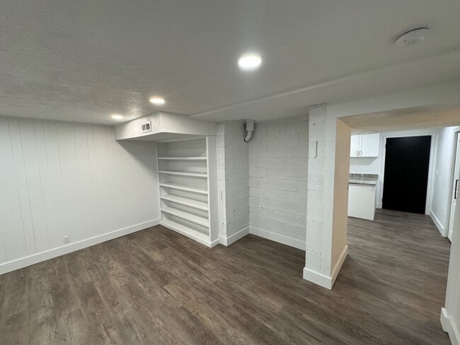 Building Photo - 910 620 E