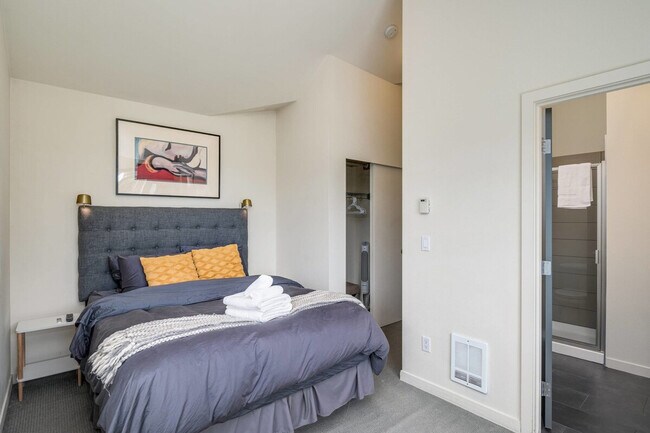 Building Photo - 1220 E Columbia St