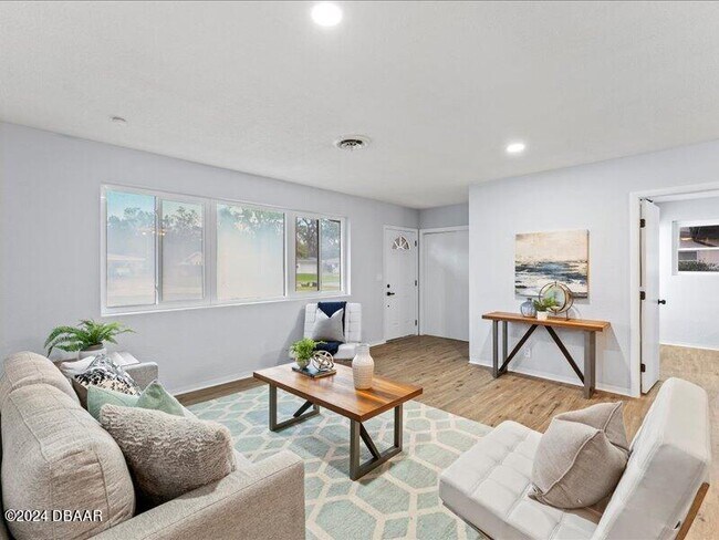 Building Photo - 879 Ponderosa Dr