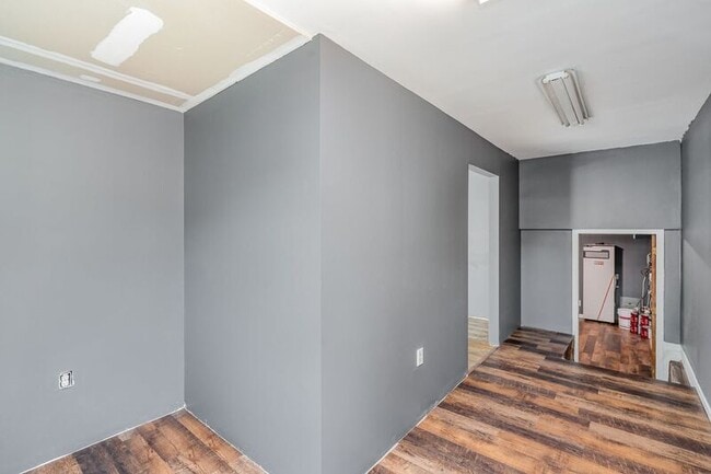 Building Photo - 411 Deerwood Dr