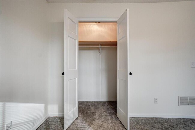 Building Photo - 701 Longview St