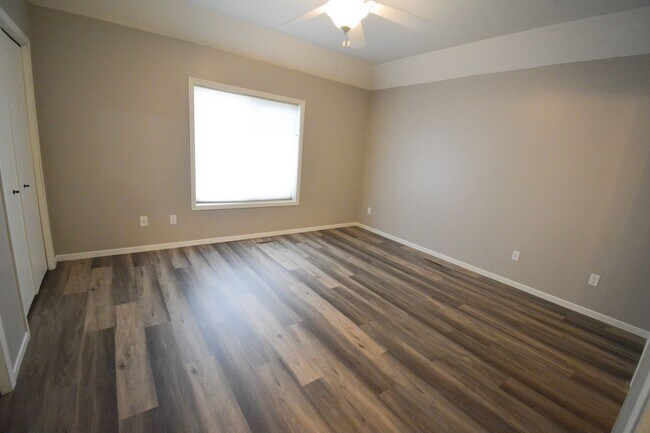 Building Photo - Spacious 2 Bed, 2 Bath Townhome with Attached Garage Available Now!