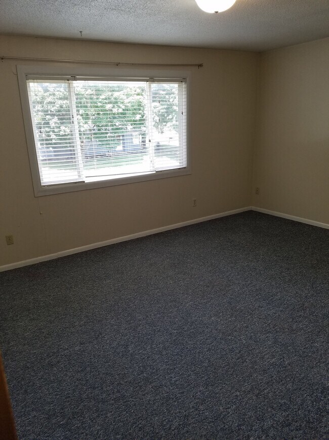 Building Photo - 3527 Pheasant Ln