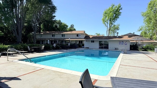 Building Photo - NEWLY RENOVATED---- 2BD/1BA, End Unit TH in Twin Creeks Garden, San Ramon- Available Now!