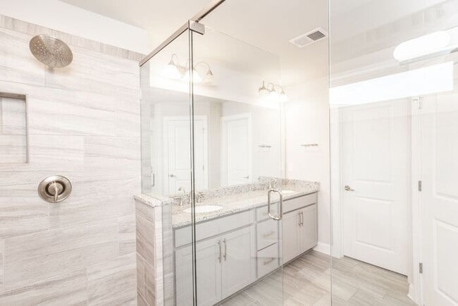 Building Photo - 3 story townhome in a great location in Chamblee