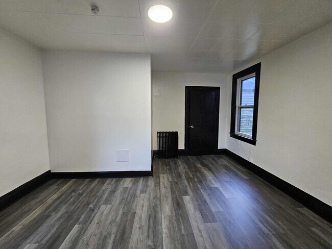 Building Photo - Beautiful 4 Bed, 1 Bath Home for Rent- Spa...