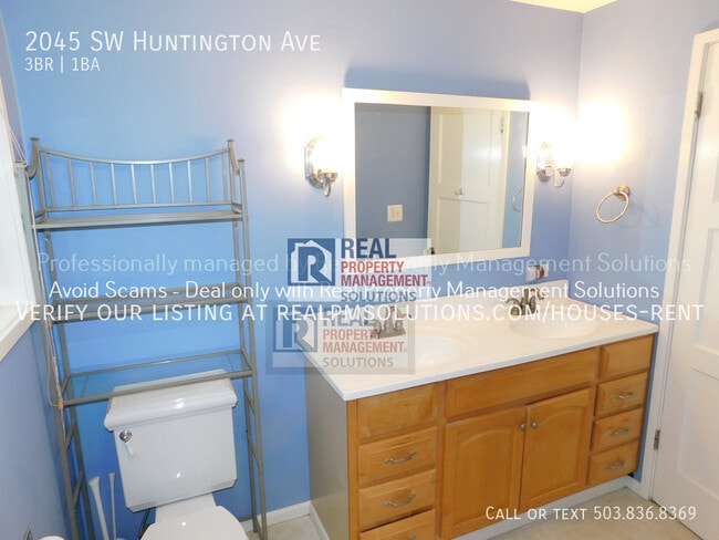 Building Photo - 2045 SW Huntington Ave