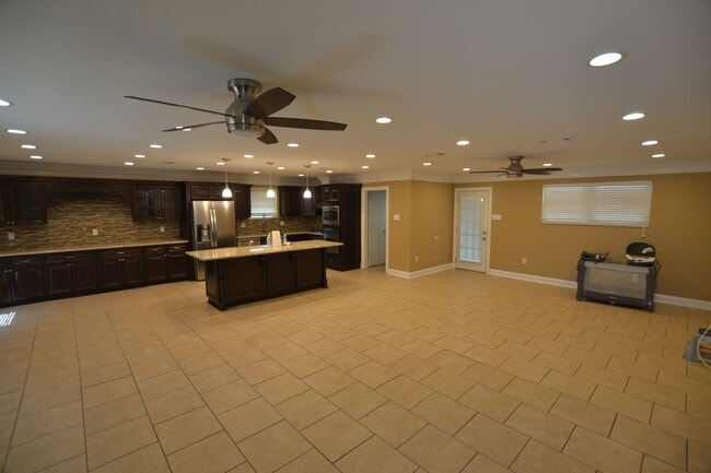 Building Photo - Must See!  Beautifully remodeled 3 bedroom, 2 bath home in Park Forest - Oakcrest Subdv