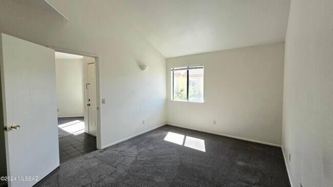 Building Photo - 3690 N Country Club Rd
