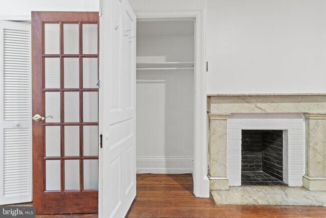 Building Photo - 328 S 15th St