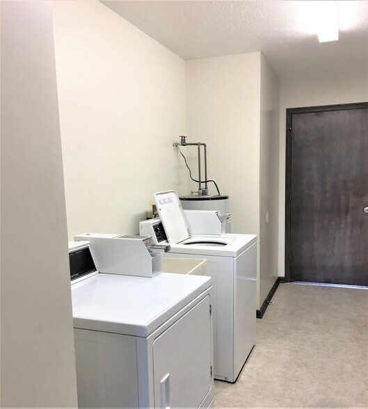 Building Photo - 807 Mitchell Ave