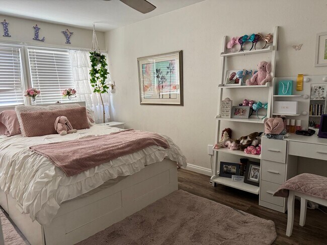 Building Photo - Beautifully Updated 4 Bedroom, 3 Bath Sing...