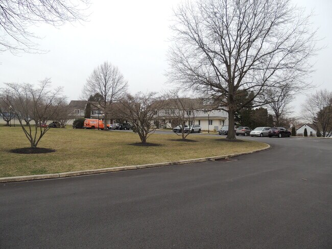 Building Photo - 404 Pinebrooke Cir