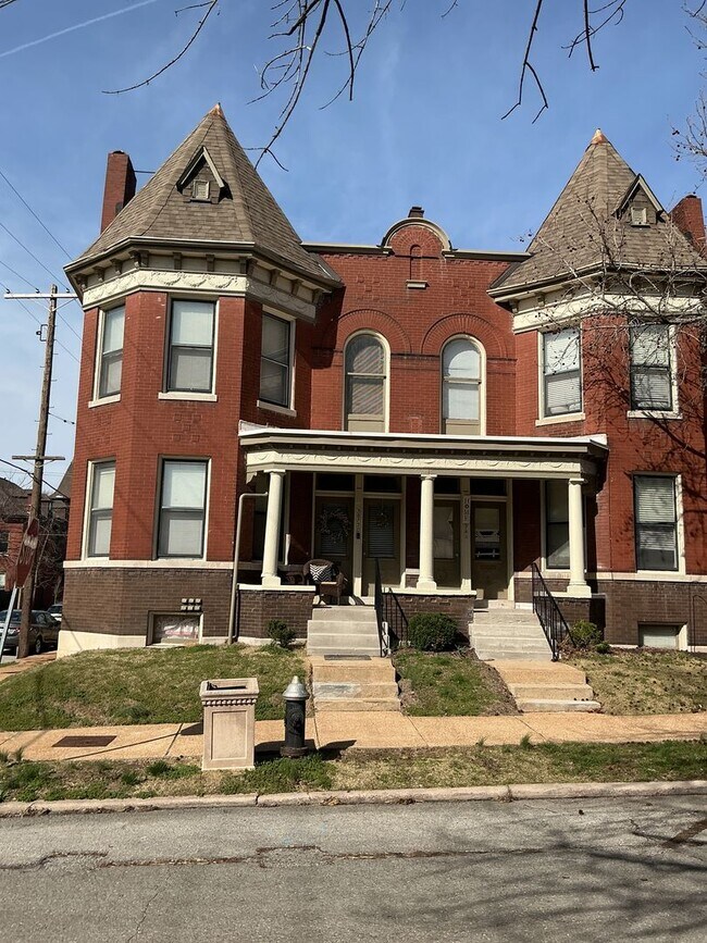 Building Photo - Bright & Updated 2BR with Hardwood Floors + In-Unit Laundry | Shaw / Botanical Area