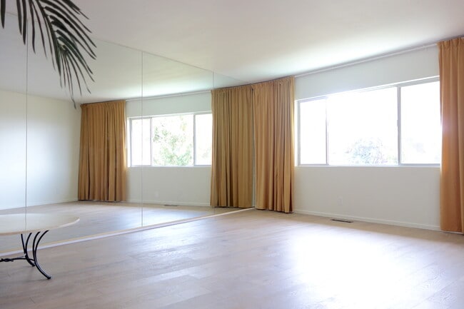 Building Photo - 702 Cavanagh Rd