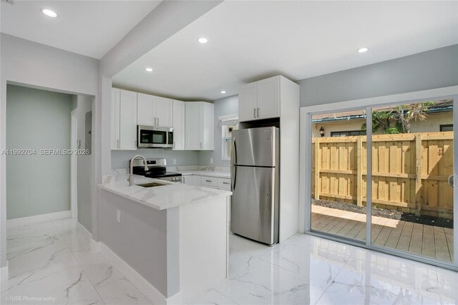 Building Photo - 907 SW 15th Ter