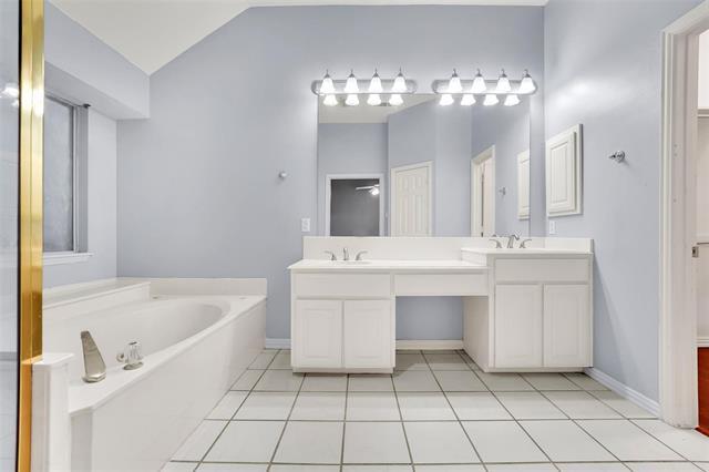 Building Photo - 1211 Greenway Dr