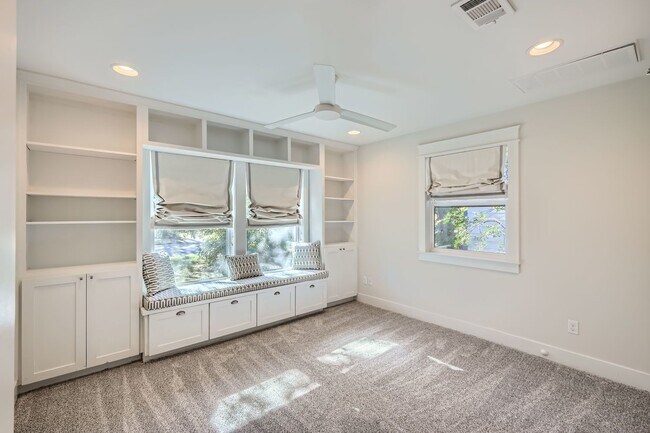 Building Photo - 1204 W St Johns Ave