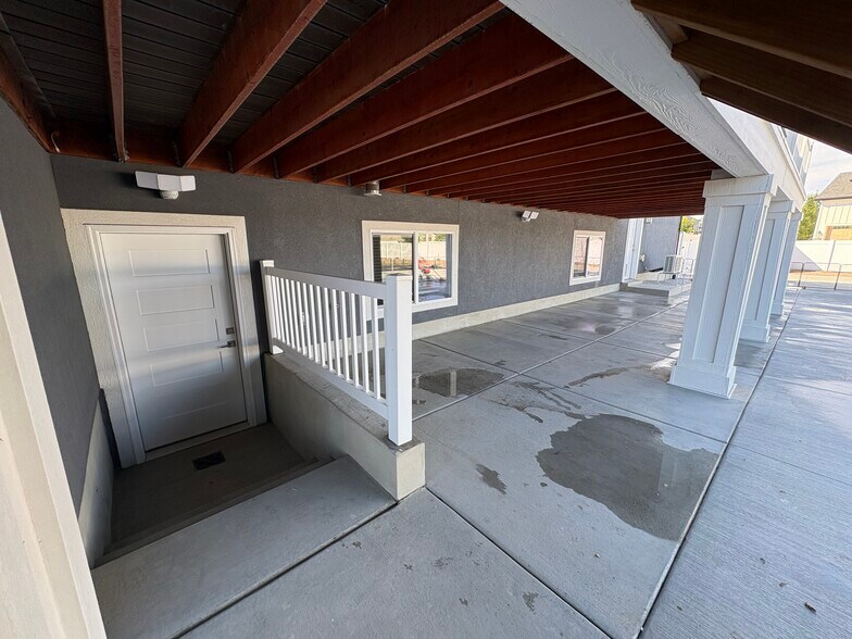 Building Photo - 1742 Degiorgio St