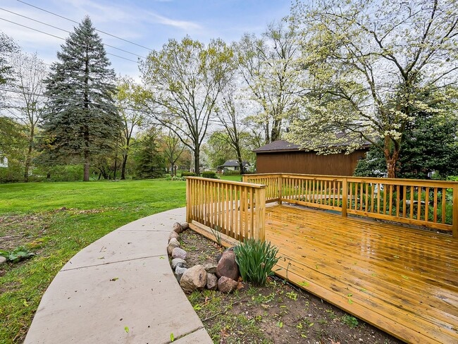 Building Photo - Welcome to this beautiful 2 bedroom, 1 bat...