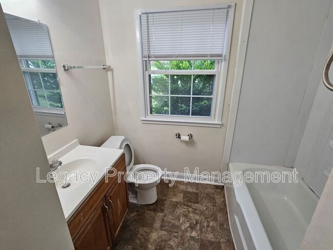 Building Photo - 1202 Melrose Dr