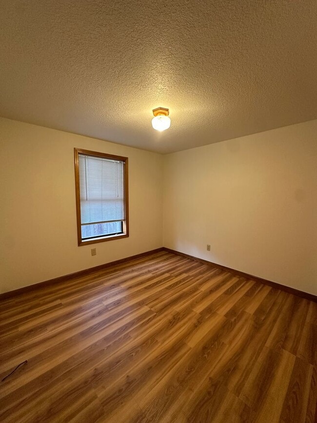 Building Photo - Updated SW Bend Home with Large Backyard!