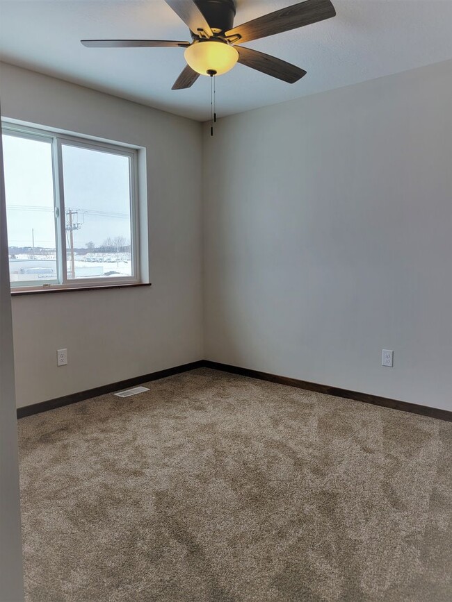 Building Photo - Middle Unit Townhouse
